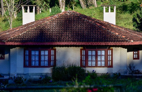 Centro Chalet De Ski | Green chalet with fireplaces, hydro, sauna on the banks of the Rio Preto in Visconde de Mauá