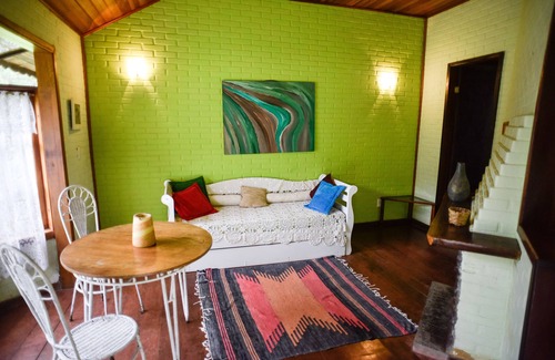 Centro Chalet De Ski | Green chalet with fireplaces, hydro, sauna on the banks of the Rio Preto in Visconde de Mauá