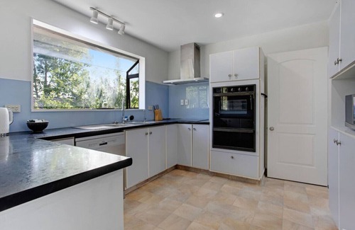 Manurewa Maison | Green Family 5BR Retreat in Wattle Downs w Yard