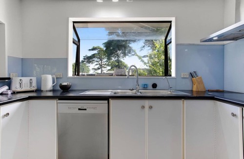 Manurewa Maison | Green Family 5BR Retreat in Wattle Downs w Yard