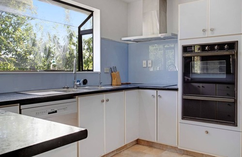 Manurewa Maison | Green Family 5BR Retreat in Wattle Downs w Yard