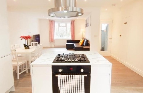 Pinner Maison | Green Garden in Northwest London
