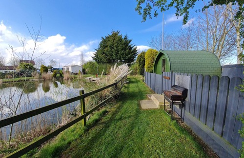 Boston Cabine | Barn Owl - Glamping Pod-Cabine-Classique-Espace sanitaire-Vue sur Lac