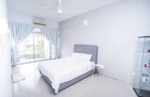 George Town Maison | Green Lane by Plush