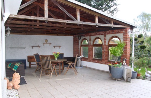 Marzahn-Hellersdorf Maison | Oasis de verdure dans la maison de vacances Berlin Biesdorf