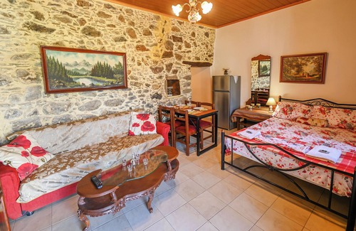 Elos Maison | Green Oasis in Tranquil Village