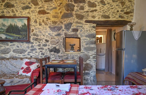 Elos Maison | Green Oasis in Tranquil Village