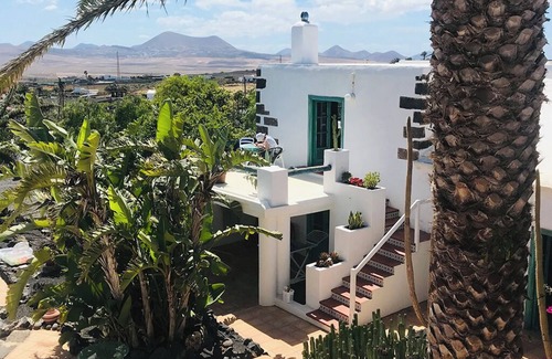 Teguise Maison | Oasis de verdure avec piscine et vue sur les montagnes de feu