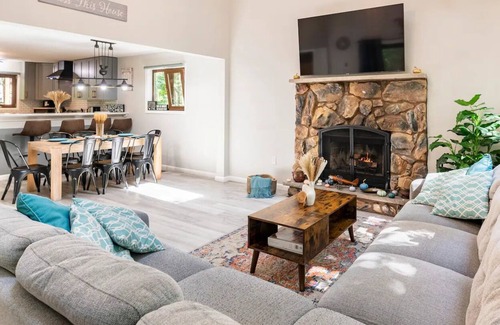Mount Pocahontas Maison | Green Pearl Luxury Vacation - Hot Tub, Game Room, Fire Pit, AC, Shared Pool