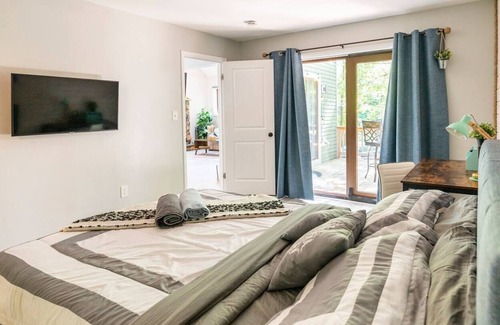 Mount Pocahontas Maison | Green Pearl Luxury Vacation - Hot Tub, Game Room, Fire Pit, AC, Shared Pool