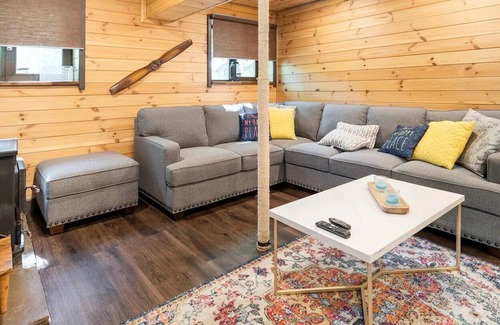 Mount Pocahontas Maison | Green Pearl Luxury Vacation - Hot Tub, Game Room, Fire Pit, AC, Shared Pool