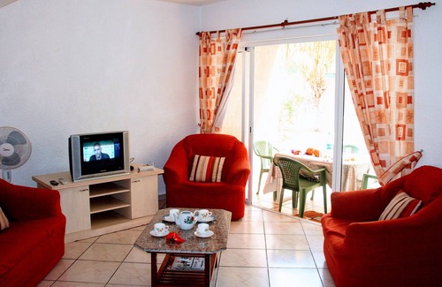 Midlands Appartement | cadre verdoyant, avec piscine et plage a cote.
