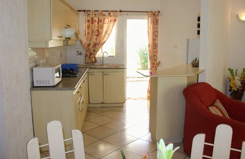 Midlands Appartement | cadre verdoyant, avec piscine et plage a cote.