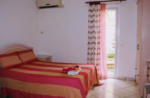 Midlands Appartement | cadre verdoyant, avec piscine et plage a cote.