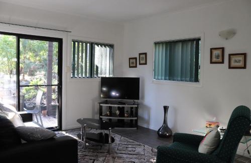 Landsborough Chalet De Ski | GREEN TREES CHALET Australia Zoo close by