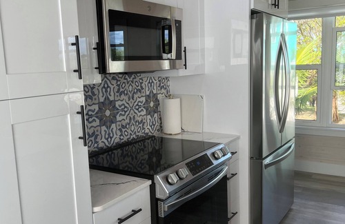 Treasure Cay Cottage | Green Turtle Cay Cottage. Sweet new cottage just steps from Bita Bay beach.