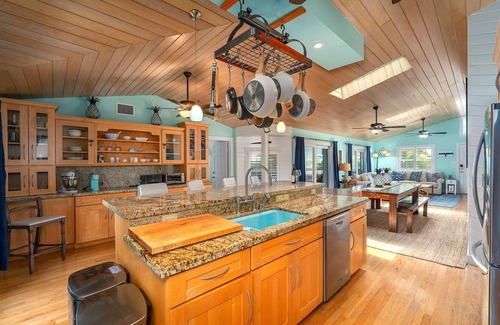 Sugarloaf Shores Maison | Green Turtle Oasis: Lovely 4BR Canal Front Home, Pool, Dockage, Tiki, Outdoor Dining & Pet Friendly!