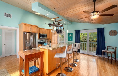 Sugarloaf Shores Maison | Green Turtle Oasis: Lovely 4BR Canal Front Home, Pool, Dockage, Tiki, Outdoor Dining & Pet Friendly!