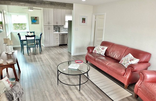 Belmont Heights Maison | Greenbelt Guesthouse – A Perfect Fit for 2! Cozy Home in Highly Walkable Area