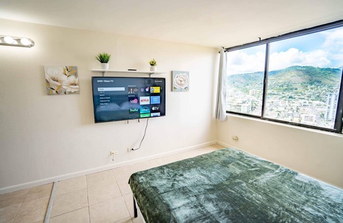 Waikiki Appartement | Greenery Mountain View Waikiki Seaside Monarch Paradise Hotel Room