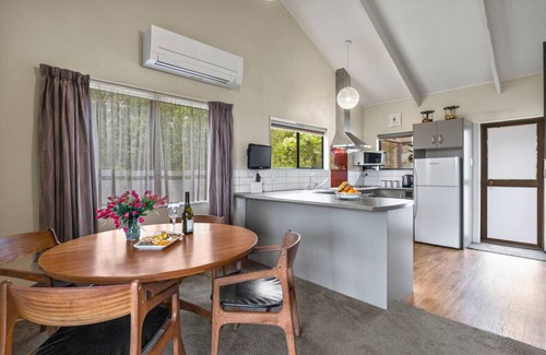 Richmond Heights Maison | Greenhaven with lake views and wifi