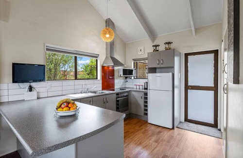 Richmond Heights Maison | Greenhaven with lake views and wifi