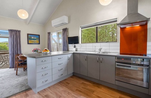 Richmond Heights Maison | Greenhaven with lake views and wifi