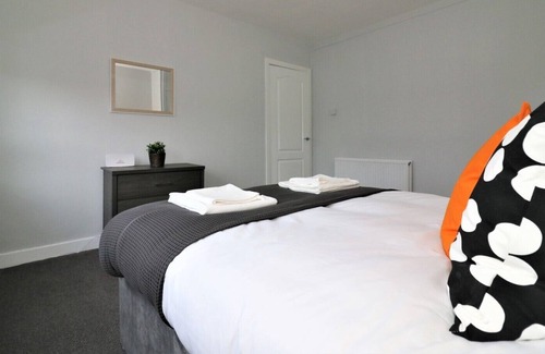 Greenock Appartement | Pillow Partners are proud to present this stylish apartment which is ideal for contractors, fami...