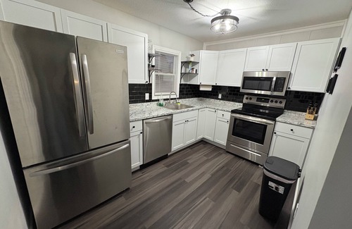 Mattoon Maison | Greenwave Cottage-Fully furnished 3 Bedroom home on the west edge of Mattoon