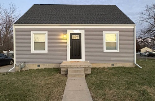Mattoon Maison | Greenwave Cottage-Fully furnished 3 Bedroom home on the west edge of Mattoon