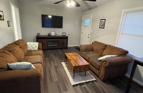 Mattoon Maison | Greenwave Cottage-Fully furnished 3 Bedroom home on the west edge of Mattoon