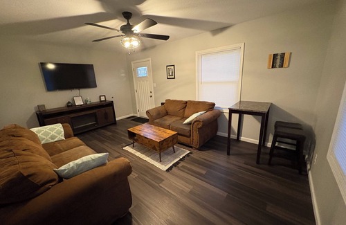 Mattoon Maison | Greenwave Cottage-Fully furnished 3 Bedroom home on the west edge of Mattoon