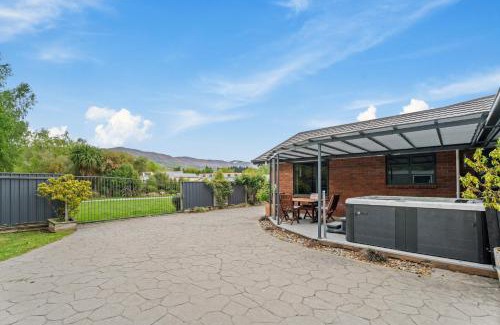 Lowburn Maison | Greenways Escape - Cromwell Holiday Home