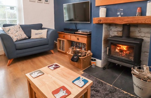 Little Malvern Maison | GREENWAYS, pet friendly, with hot tub in Malvern