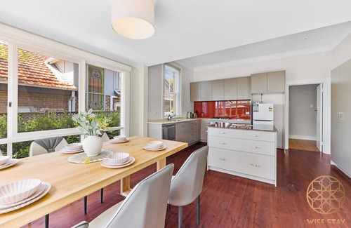 Greenwich Maison | Greenwich Luxury near Wharf/Train/CBD steps to Sea