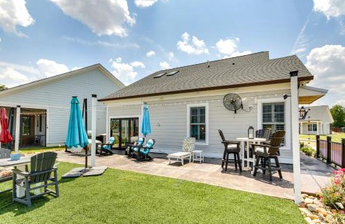 Greenwood Maison | Greenwood Getaway with Furnished Patio and Lake View