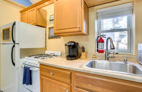 Hewitt Cottage | Greenwood Lake Cottage w/ Shared Dock & Hot Tub!