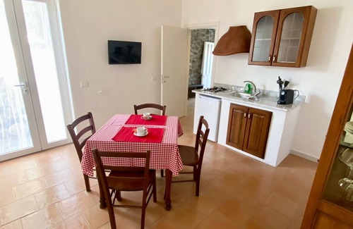 Panza Appartement | "Greta's cottage," with garden, swimming pool and spa hot tub