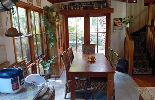 Mount Colah Maison | Grey Gum Cedar House Edge of National Park Deck BBQ Pool Bar Close to station