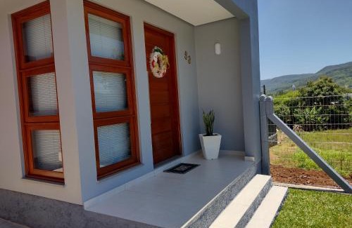Tres Coroas Maison | Grey House, próximo a Gramado e ao Templo Budista