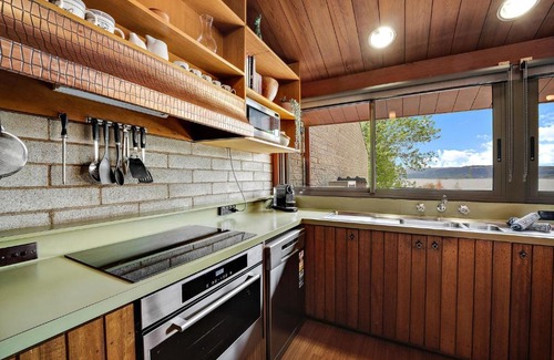 Jindabyne Maison | Grey Kangaroo - 2BR l Lake Front l Pet Friendly l Air-Con l BBQ l WiFi