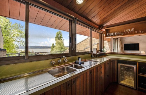 Jindabyne Maison | Grey Kangaroo - 2BR l Lake Front l Pet Friendly l Air-Con l BBQ l WiFi