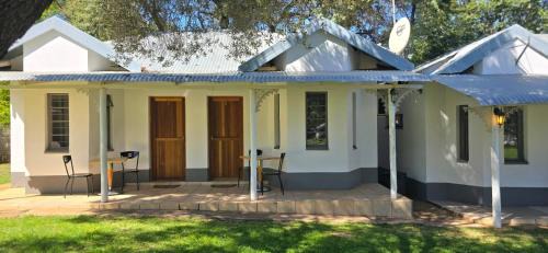 Zeerust Maison | Grey lourie Guesthouse