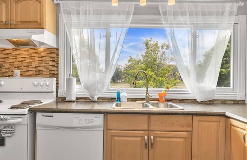 Kawartha Lakes Maison | Grill & Chill: 4BR Bayside Sunroom Oasis