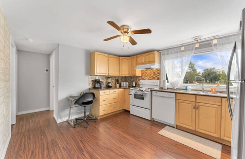 Kawartha Lakes Maison | Grill & Chill: 4BR Bayside Sunroom Oasis