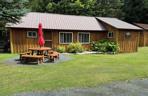 Inlet Cabine | Grizzly Cabin at The Bears Cottages in Inlet