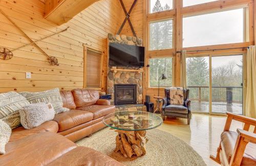 Packwood Maison | Grizzly Tower Packwood Cabin with Hot Tub!