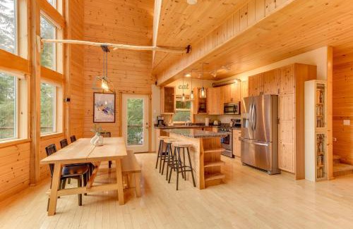 Packwood Maison | Grizzly Tower Packwood Cabin with Hot Tub!