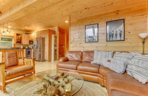 Packwood Maison | Grizzly Tower Packwood Cabin with Hot Tub!
