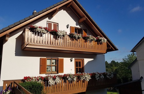 Lichtenberg Appartement | Große 90qm Ferienwohnung mit Balkon, kostenfreies Parken und WLAN